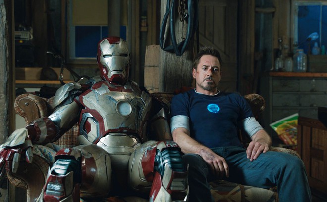 Fan bất ngờ khai quật bức ảnh lịch sử của MCU: Robert Downey Jr. lần đầu tiên đội thử chiếc mũ giáp trên phim trường Iron Man - Ảnh 1. Fan bất ngờ khai quật bức ảnh lịch sử của MCU: Robert Downey Jr. lần đầu tiên đội thử chiếc mũ giáp trên phim trường Iron Man - Ảnh 1.