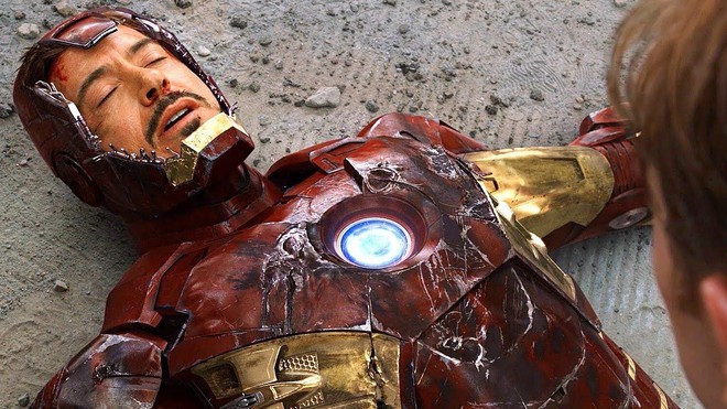 Fan bất ngờ khai quật bức ảnh lịch sử của MCU: Robert Downey Jr. lần đầu tiên đội thử chiếc mũ giáp trên phim trường Iron Man - Ảnh 3. Fan bất ngờ khai quật bức ảnh lịch sử của MCU: Robert Downey Jr. lần đầu tiên đội thử chiếc mũ giáp trên phim trường Iron Man - Ảnh 3.