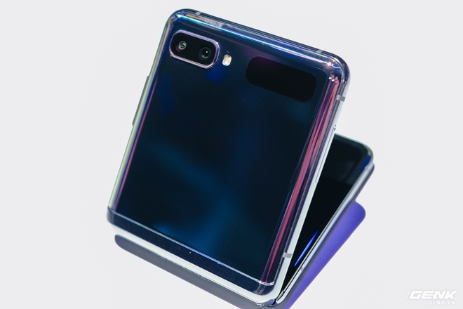 Cận cảnh Samsung Galaxy Z Flip: Thiết kế gập dọc, chất liệu kính dẻo, vẫn có vết nhăn, giá 1380 USD - Ảnh 1.