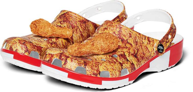 Cận cảnh đôi sục thời trang mới của KFC kết hợp với Crocs: Họa tiết gà rán quen thuộc, lại còn có 2 miếng đùi cực ngon mắt gắn ở trên.