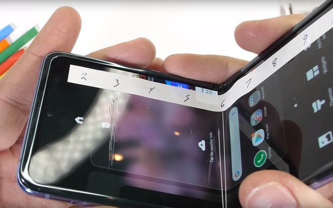 Kênh YouTube nổi tiếng JerryRigEverything nghi ngờ màn hình Galaxy Z Flip không được làm bằng kính như Samsung quảng cáo - Ảnh 2.