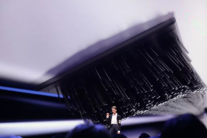 Lớp chắn bụi đặc biệt được Samsung thiết kế riêng cho Galaxy Z Flip hoàn toàn bó tay trước bụi mịn - Ảnh 2.