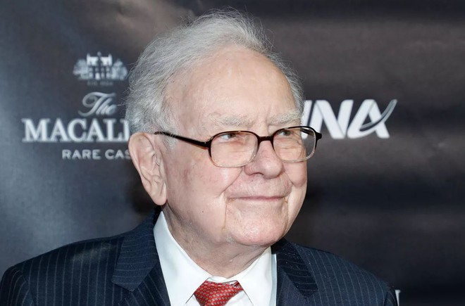 Tỷ phú Warren Buffett cuối cùng cũng bỏ điện thoại gập để dùng iPhone - Ảnh 1.