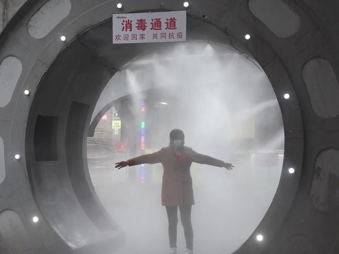 Video: Trung Quốc dùng xe tải và máy phun sương khử trùng cho cả con người, liệu nó có hiệu quả? - Ảnh 2.