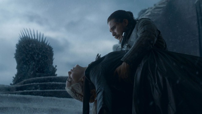 Đã 10 tháng trôi qua, “Mẹ rồng” Emilia Clarke vẫn bức xúc về cái kết phi lý của Jon Snow trong GoT - Ảnh 2.