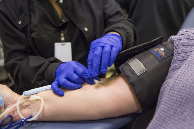 FDA Hoa Kỳ cho phép truyền huyết tương người khỏi bệnh để điều trị những ca Covid-19 nguy kịch nhưng cấm dùng với người khỏe - Ảnh 1.