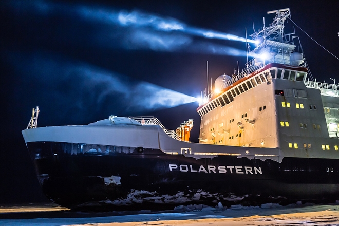 Vì dịch Covid-19, hơn 100 nhà khoa học kẹt trên con tàu phá băng giữa Bắc Băng Dương - Ảnh 1.