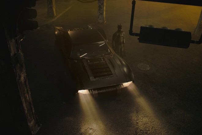 Lộ diện Batmobile: quay về thiết kế nguyên bản xe hơi của người Dơi, không còn là xe tăng như thời Nolan hay Snyder nữa - Ảnh 2.