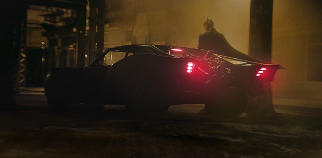 Lộ diện Batmobile: quay về thiết kế nguyên bản xe hơi của người Dơi, không còn là xe tăng như thời Nolan hay Snyder nữa - Ảnh 3.