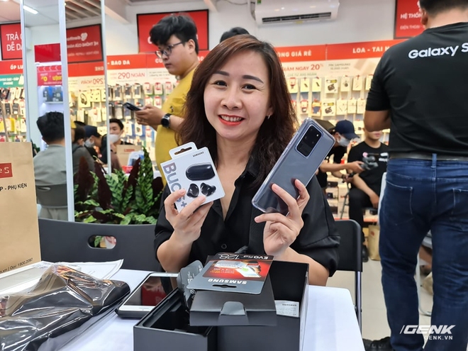 Đông người dùng đến xếp hàng chờ mua Galaxy S20 đầu tiên tại Việt Nam - Ảnh 10.