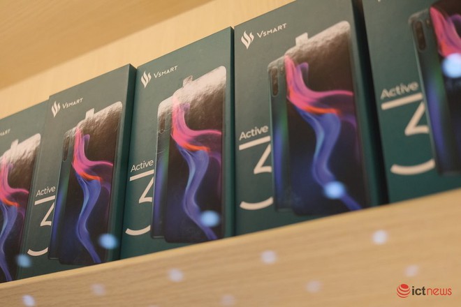 Smartphone của tỷ phú Phạm Nhật Vượng chính thức vượt mặt Apple ở kênh bán lẻ - Ảnh 1.