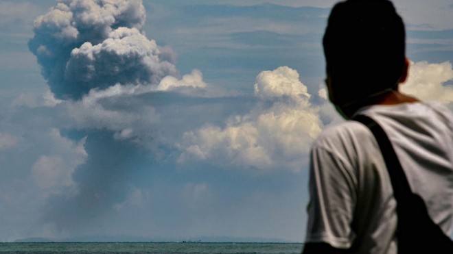 Núi lửa Indonesia phun trào, tạo cột khói cao tới gần 200 mét - Ảnh 1.