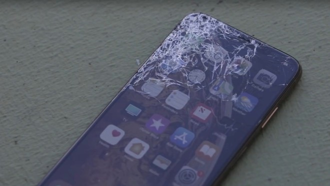 Một chiếc iPhone Xs Max bị vỡ màn hình (Ảnh: TechSmart)