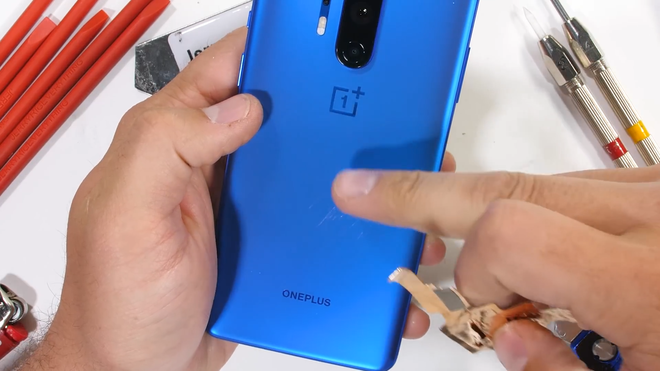 Vừa ra mắt, OnePlus 8 Pro đã bị đem ra tra tấn để thử độ bền - Ảnh 8.