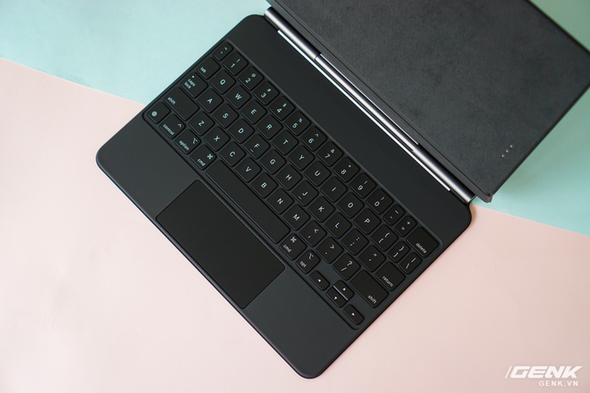 Trên tay và trải nghiệm nhanh bàn phím Magic Keyboard hơn 10 triệu đồng của iPad Pro: rất nặng, lắp vào dày hơn MacBook Pro 13, bù lại phím gõ rất sướng tay - Ảnh 4.