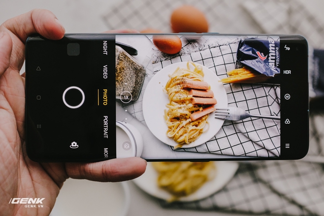 Ở yên trong nhà, đây là cách giúp bạn chụp ảnh đồ ăn đạt chuẩn studio chỉ một chiếc smartphone - Ảnh 1.