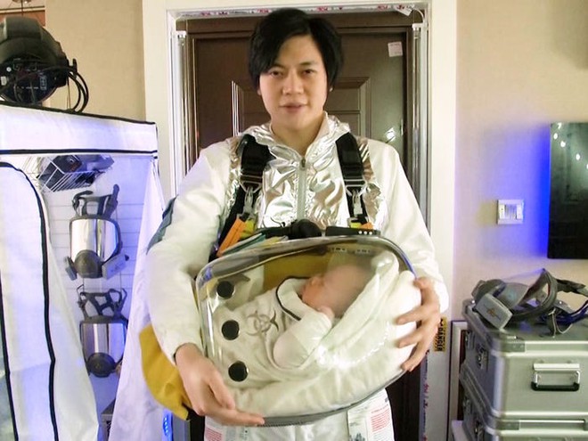 Ông bố trẻ người Trung Quốc tự tạo ra chiếc kén siêu đáng yêu để bảo vệ cậu con trai bé bỏng của mình - Ảnh 2.