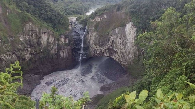 Hố tử thần bí ẩn nuốt chửng thác nước lớn nhất Ecuador - Ảnh 3.