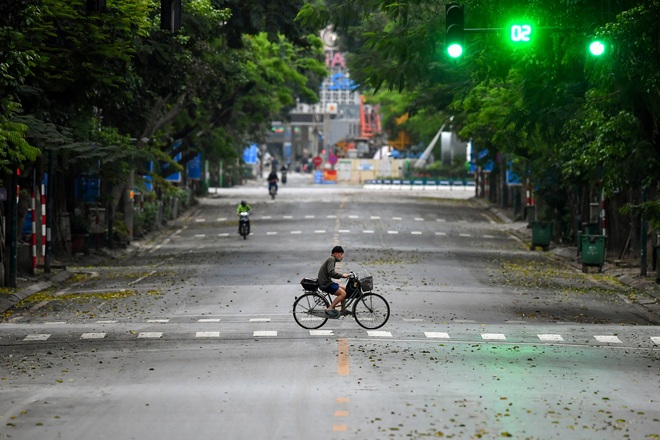 Khung cảnh vắng vẻ tại một con phố tại thủ đô Hà Nội trong thời điểm cả nước thực hiện 15 ngày 'cách ly xã hội'