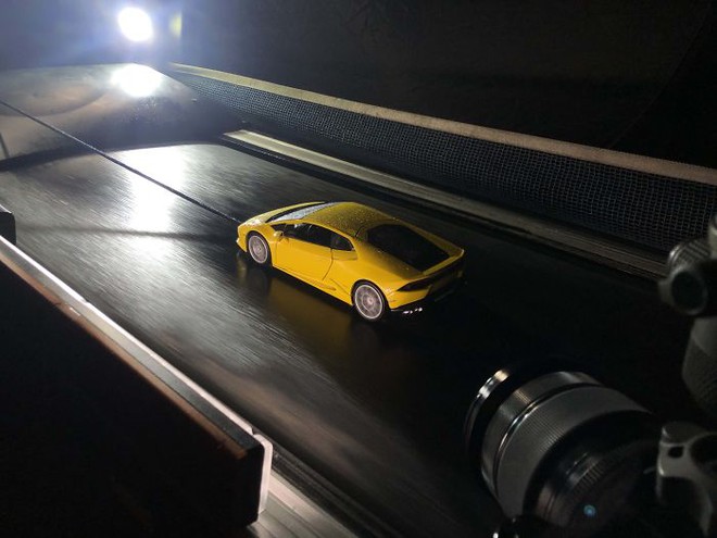 Ở nhà vì COVID-19, nhiếp ảnh gia xe hơi cho ra những shot ảnh tuyệt đẹp chỉ với một chiếc xe đồ chơi - Ảnh 3.