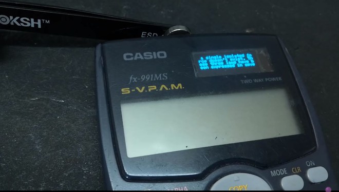 Anh chàng YouTuber này đã sử dụng cục nam châm gắn vào đầu bút, cùng 1 số cảm biến từ trường để kích hoạt màn hình OLED trên chiếc máy tính Casio của mình.