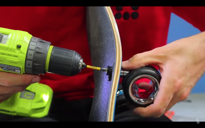 Sau khi nâng cấp thêm với bộ ốc vít mới, tình trạng trên cũng không khá khẩm hơn là bao, chiếc ván này vẫn rất “bất trị