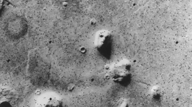 Những bức ảnh chụp trên Sao Hỏa kỳ lạ nhất thế giới: Toàn đất đá mà nhìn ra đủ thứ, từ động vật, thực vật cho đến cả mặt người - Ảnh 1.