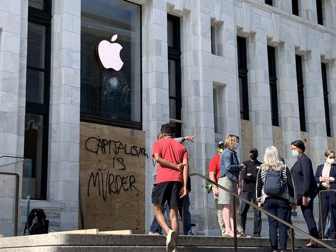 Apple Store trên khắp nước Mỹ thay đổi diện mạo kín mít vì sợ bị người biểu tình tấn công - Ảnh 4.