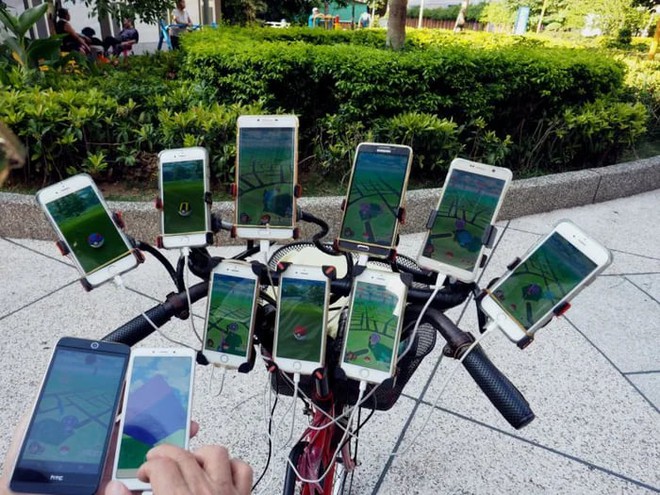 Ông lão nổi tiếng nhờ chơi Pokémon Go trên xe đạp vừa nâng cấp lên dàn 64 chiếc smartphone - Ảnh 2.