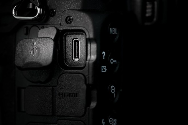 Trên tay máy ảnh cao cấp Nikon D6: Có cả khóa chống trộm Kensington giống như laptop - Ảnh 2.