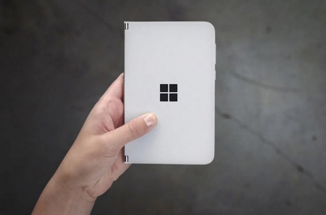 Sếp Microsoft vô tình hé lộ hình ảnh ngoài đời của Surface Duo cùng bút Surface Pen - Ảnh 1.