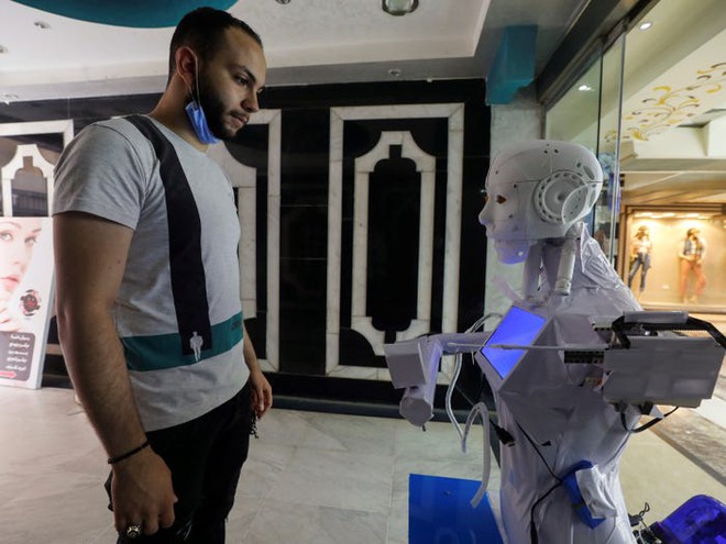 Con robot đầy ám ảnh này đang hỗ trợ các xét nghiệm coronavirus ở Ai Cập - Ảnh 5.