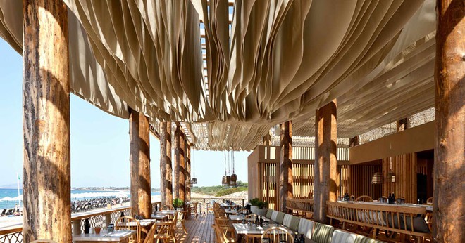 Không cần đến điều hòa, trần nhà của nhà hàng này có thể chuyển động kiểu lượn sóng để làm mát cho thực khách - Ảnh 2.