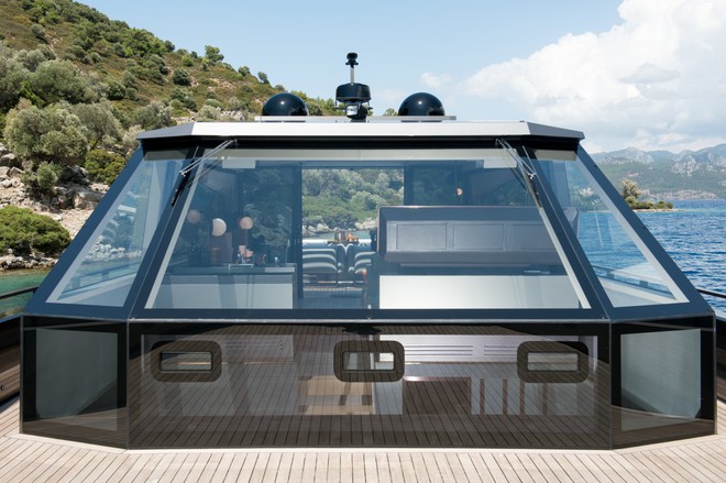 Một cái nhìn vào bên trong tấm kính chắn gió.