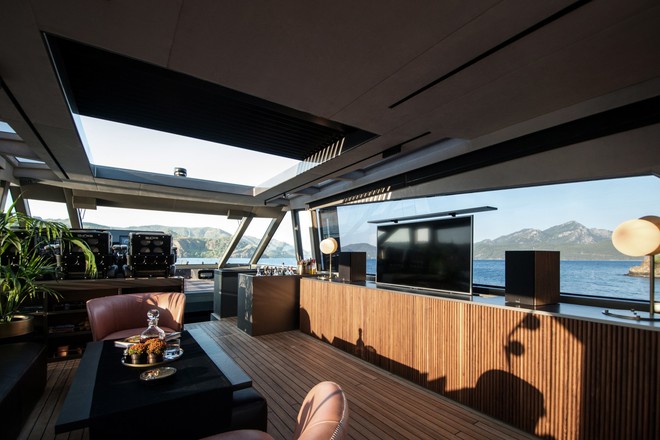 Hệ thống giải trí bao gồm TV pop-up và dàn âm thanh Dali.