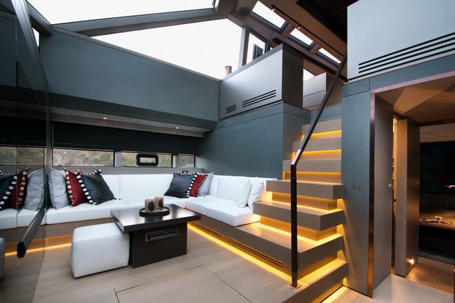 Cầu thang dẫn xuống boong dưới, vẫn nhận được chiếu sáng từ mặt trời.