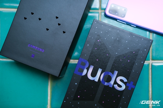 Mở hộp tai nghe Galaxy Buds phiên bản BTS: Hộp sản phẩm to bất ngờ, bóc mỏi tay mới biết có nhiều quà kèm theo dành cho A.R.M.Y - Ảnh 2.