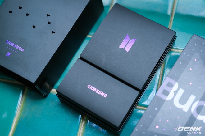 Mở hộp tai nghe Galaxy Buds phiên bản BTS: Hộp sản phẩm to bất ngờ, bóc mỏi tay mới biết có nhiều quà kèm theo dành cho A.R.M.Y - Ảnh 3.