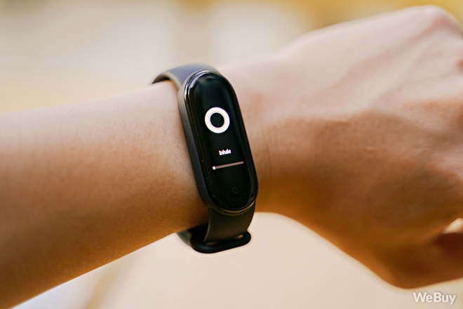 Đánh giá Xiaomi Mi Band 5: Hoàn thiện hơn, nhiều tính năng hơn, nhưng có nên nâng cấp không thì tùy vào nhu cầu của bạn - Ảnh 17.