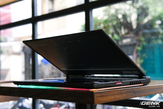 Cận cảnh laptop chiến game hàng khủng ROG Strix SCAR 15 (2020): Thiết kế không đổi, nâng cấp cấu hình với Core i7 Gen 10, RTX 2060 115W, giá căng gần 48 triệu - Ảnh 2. Cận cảnh laptop chiến game hàng khủng ROG Strix SCAR 15 (2020): Thiết kế không đổi, nâng cấp cấu hình với Core i7 Gen 10, RTX 2060 115W, giá căng gần 48 triệu - Ảnh 2.
