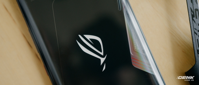 On the hands of the gaming monster ROG Phone 3: Snapdragon 865+, 144Hz screen, 6000mAh battery, price from 14.5 million - Photo 6. Trên tay quái vật gaming ROG Phone 3: Snapdragon 865+, màn hình 144Hz, pin 6000mAh, giá từ 14.5 triệu đồng - Ảnh 6.