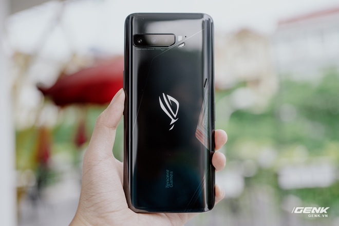 On the hands of the gaming monster ROG Phone 3: Snapdragon 865+, 144Hz screen, 6000mAh battery, price from 14.5 million - Photo 5. Trên tay quái vật gaming ROG Phone 3: Snapdragon 865+, màn hình 144Hz, pin 6000mAh, giá từ 14.5 triệu đồng - Ảnh 5.