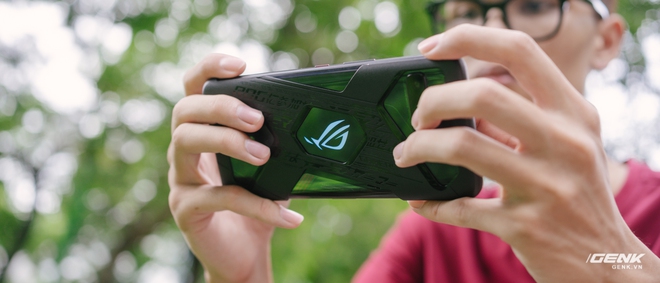 On the hands of the gaming monster ROG Phone 3: Snapdragon 865+, 144Hz screen, 6000mAh battery, price from 14.5 million - Photo 27. Trên tay quái vật gaming ROG Phone 3: Snapdragon 865+, màn hình 144Hz, pin 6000mAh, giá từ 14.5 triệu đồng - Ảnh 27.