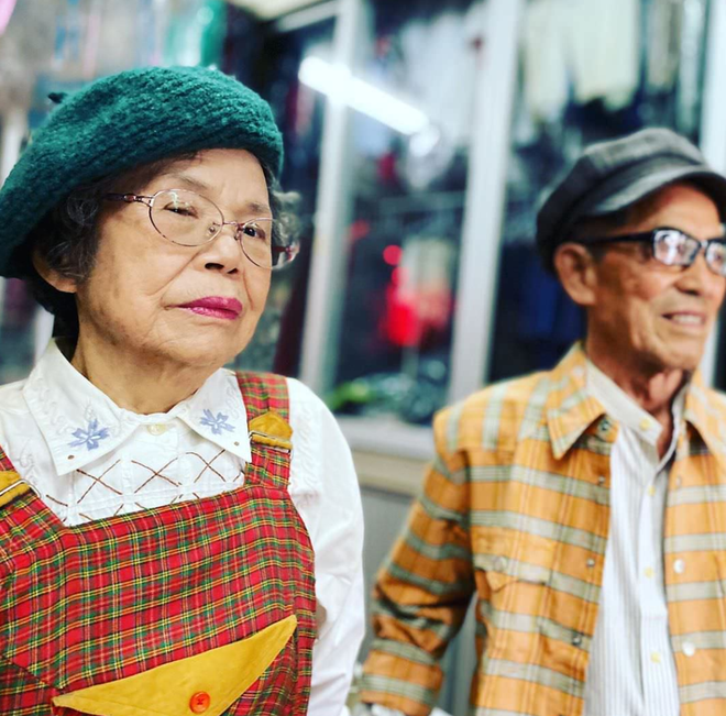 Thời trang không màng tuổi tác: Cặp vợ chồng giá người Hàn Quốc diện những bộ quần áo khách hàng để quên tại cửa hàng giặt là của họ - Ảnh 1.