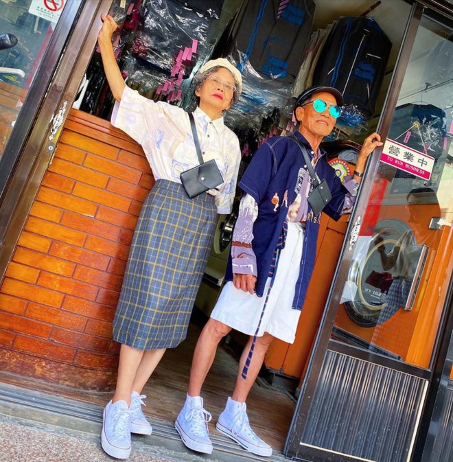 Thời trang không màng tuổi tác: Cặp vợ chồng giá người Hàn Quốc diện những bộ quần áo khách hàng để quên tại cửa hàng giặt là của họ - Ảnh 3.