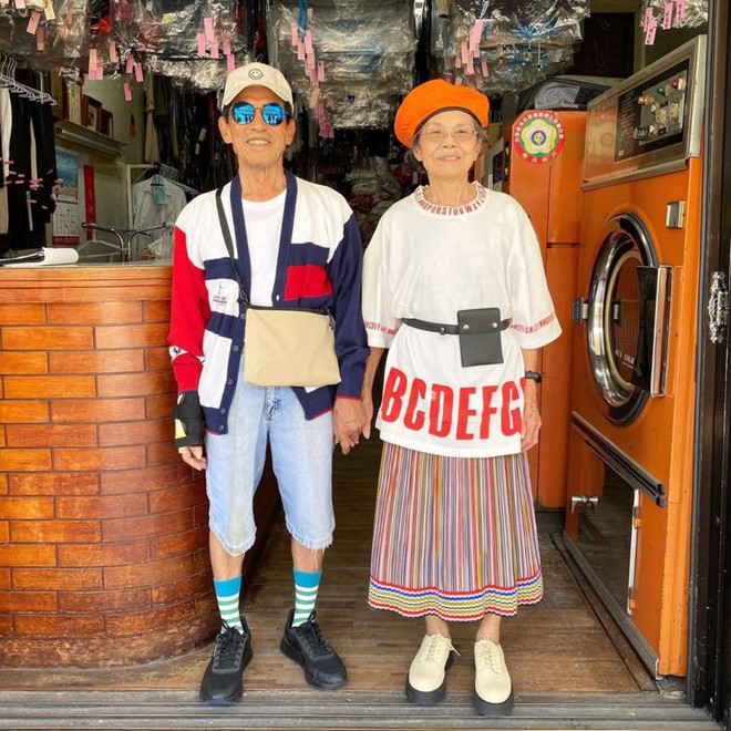 Thời trang không màng tuổi tác: Cặp vợ chồng giá người Hàn Quốc diện những bộ quần áo khách hàng để quên tại cửa hàng giặt là của họ - Ảnh 12.