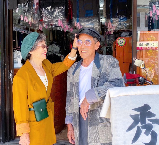 Thời trang không màng tuổi tác: Cặp vợ chồng giá người Hàn Quốc diện những bộ quần áo khách hàng để quên tại cửa hàng giặt là của họ - Ảnh 13.