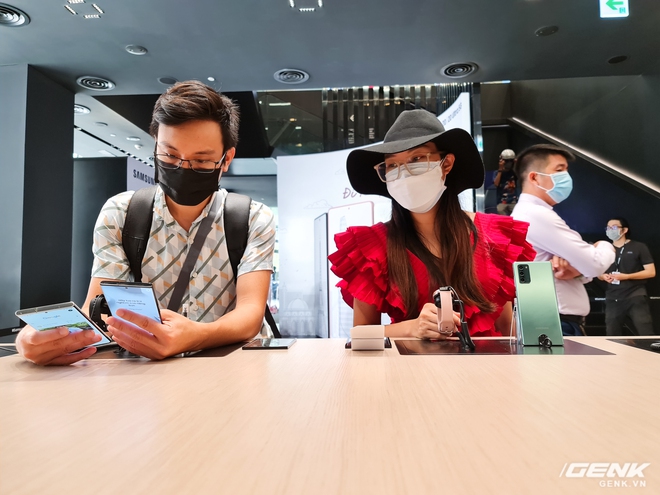 Galaxy Note20 chính thức bán ra: Rất nhiều khách hàng chọn bản Ultra 5G, sẵn sàng chờ đón trải nghiệm khi mạng 5G được thương mại hóa thời gian tới - Ảnh 7. Galaxy Note20 chính thức bán ra: Rất nhiều khách hàng chọn bản Ultra 5G, sẵn sàng chờ đón trải nghiệm khi mạng 5G được thương mại hóa thời gian tới - Ảnh 7.