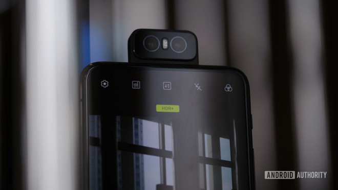 Asus Zenfone 7 lộ ảnh thực tế với cụm 3 camera xoay lật, cảm biến vân tay dưới màn hình - Ảnh 1. Asus Zenfone 7 lộ ảnh thực tế với cụm 3 camera xoay lật, cảm biến vân tay dưới màn hình - Ảnh 1.