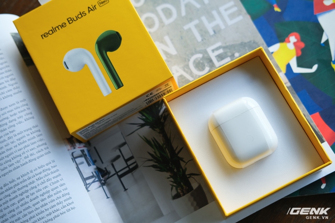 Trên tay tai nghe không dây Realme Buds Air Neo: Thoạt nhìn tưởng AirPods, có điều giá chưa đến 2 triệu đồng - Ảnh 2. Trên tay tai nghe không dây Realme Buds Air Neo: Thoạt nhìn tưởng AirPods, có điều giá chưa đến 2 triệu đồng - Ảnh 2.